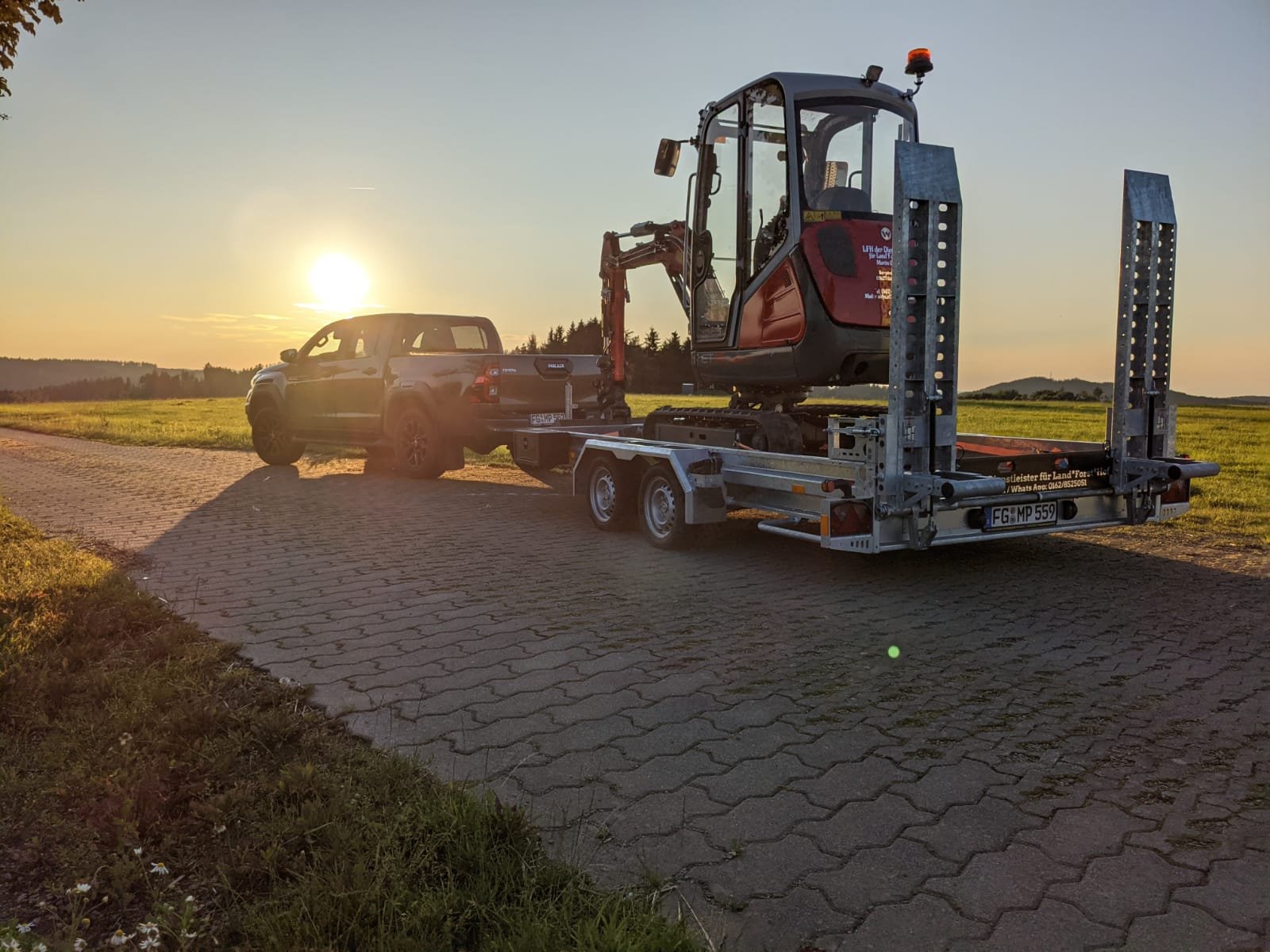 Transportgespann von LFH der Dienstleister mit Minibagger auf dem Anhänger