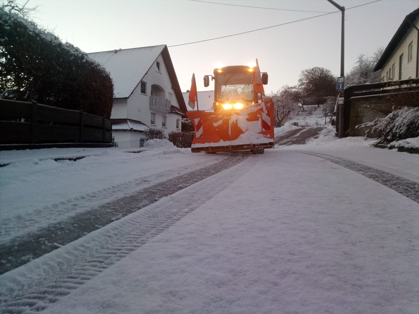 Räumfahrzeug von LFH beim Winterdienst auf einer verschneiten Straße
